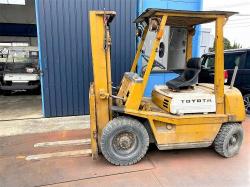 2t　フォークリフト　2 TON Fork Lift