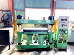 油圧成型プレス　Hydraulic Molding Press