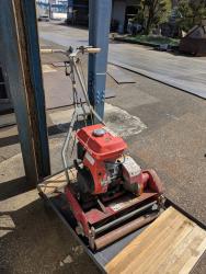 芝刈り機　Lawn Mower