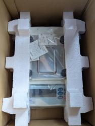 上皿電子天びん　Electronic top-loading balance