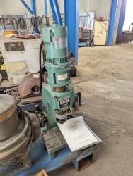 リベッティングマシン　Riveting Machine