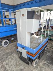 高所作業車　AERIAL WORK　PLATFORM