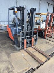 2.5tフォークリフト　2.5t Fork Lift