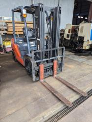2.5tフォークリフト　2.5t Fork Lift