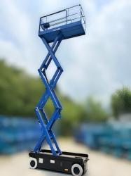 高所作業車　AERIAL WORK　PLATFORM